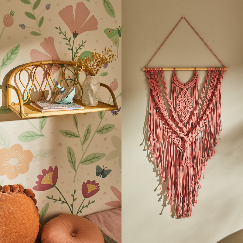 Montage déco bohème : étagère rotin sur papier peint fleuri, macramé rose accroché au mur