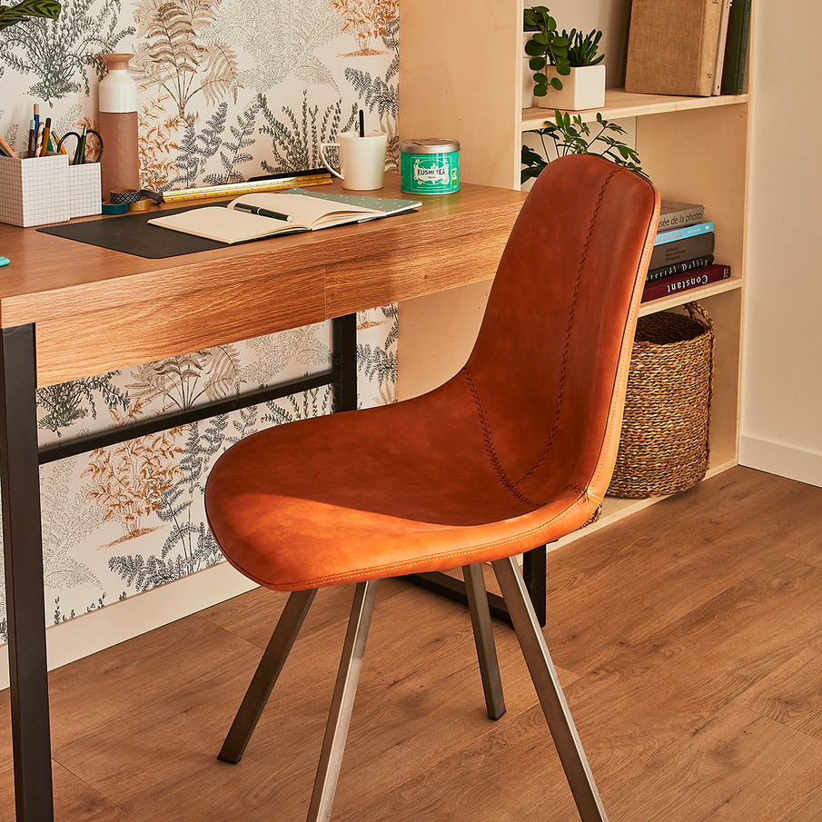 Chaise en similicuir cognac devant bureau en bois et structure métallique noire