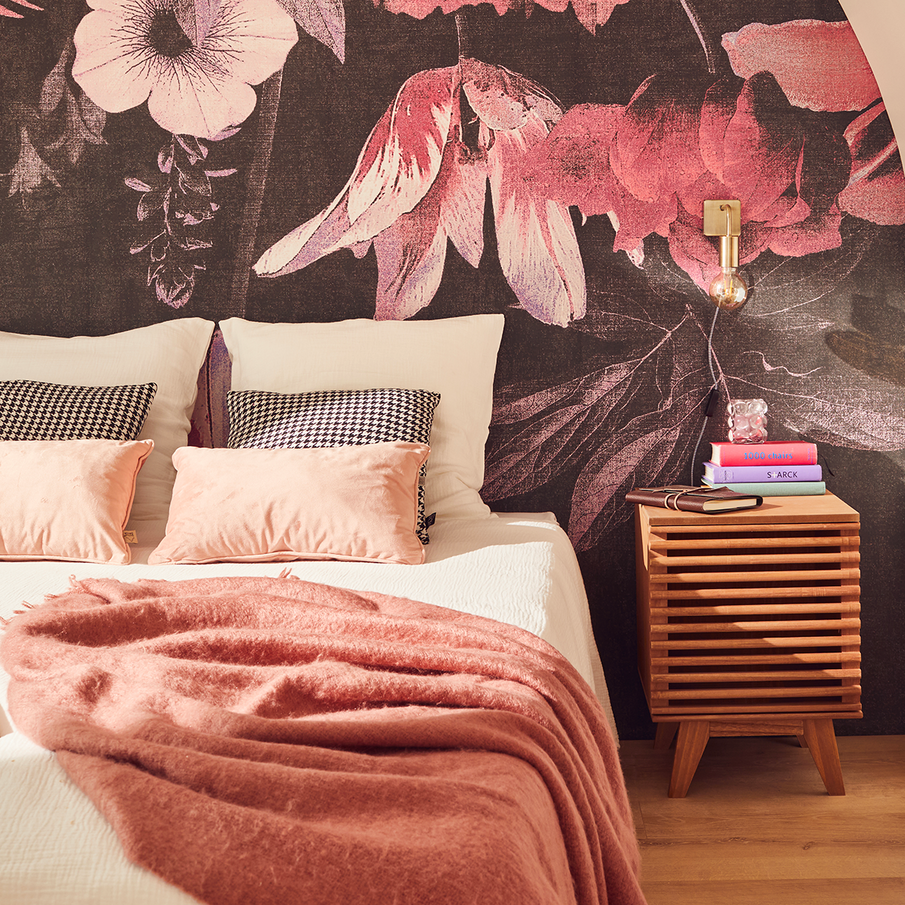 lit dans une chambre romantique avec papier peint motif fleurs XXL, parure de lit en gaze de coton blanc