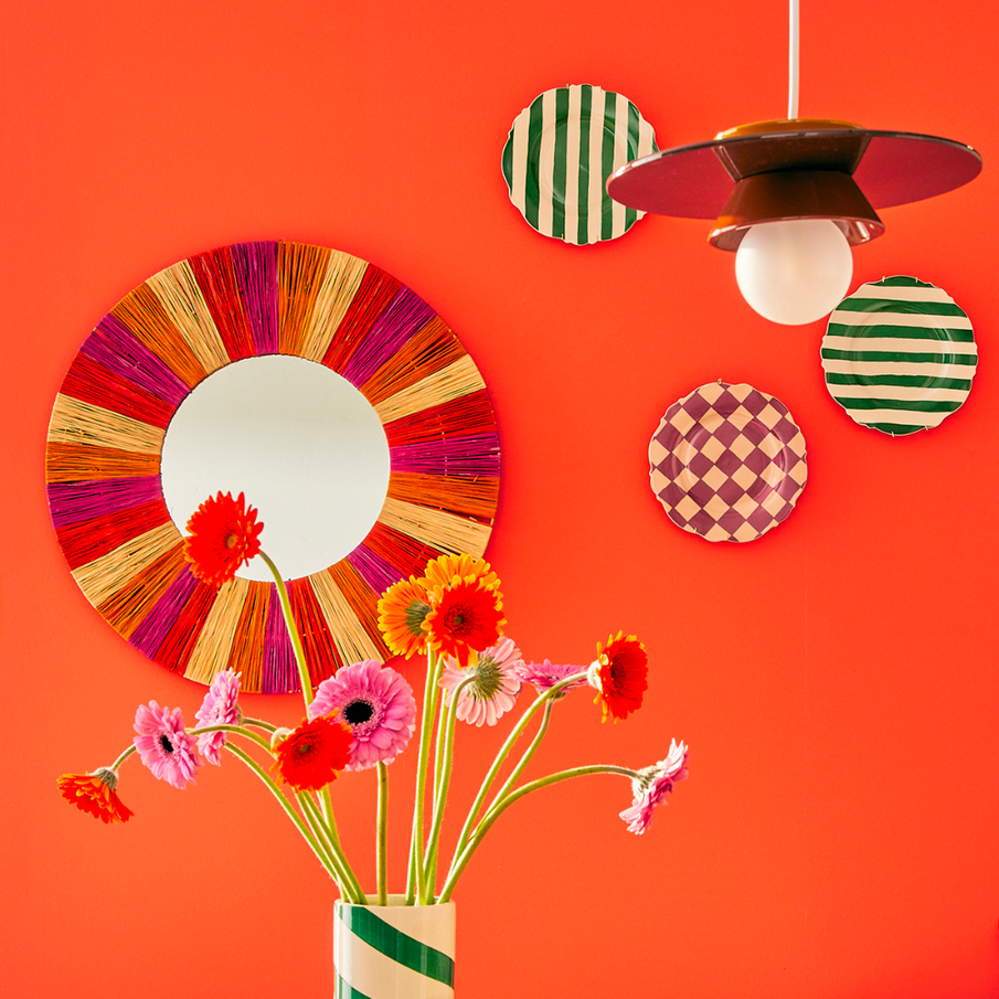 Déco colorée, mur rouge corail et objets multicolores