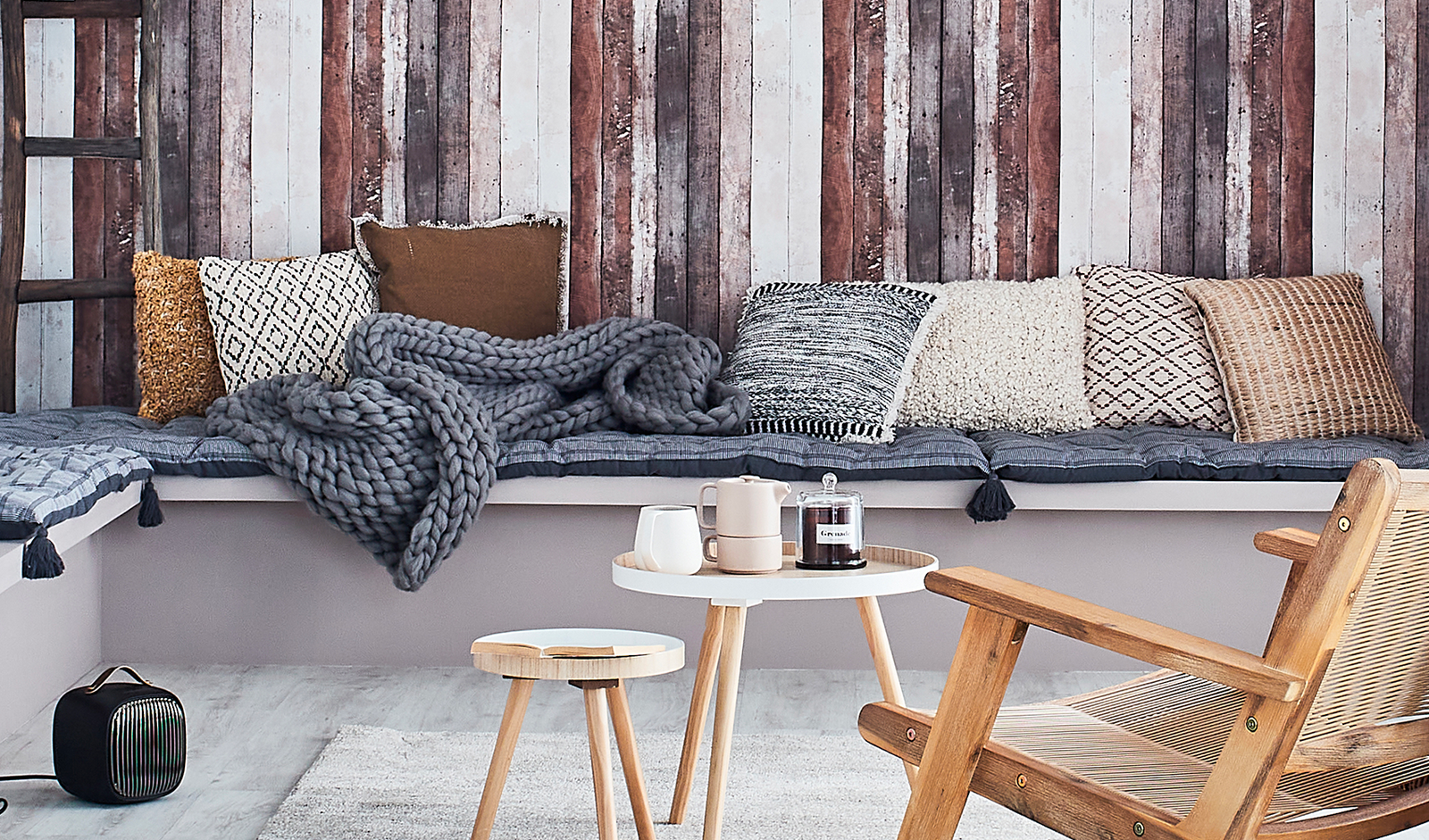 Intérieur style chalet, papier peint imitation bois, coussins et plaid chauds