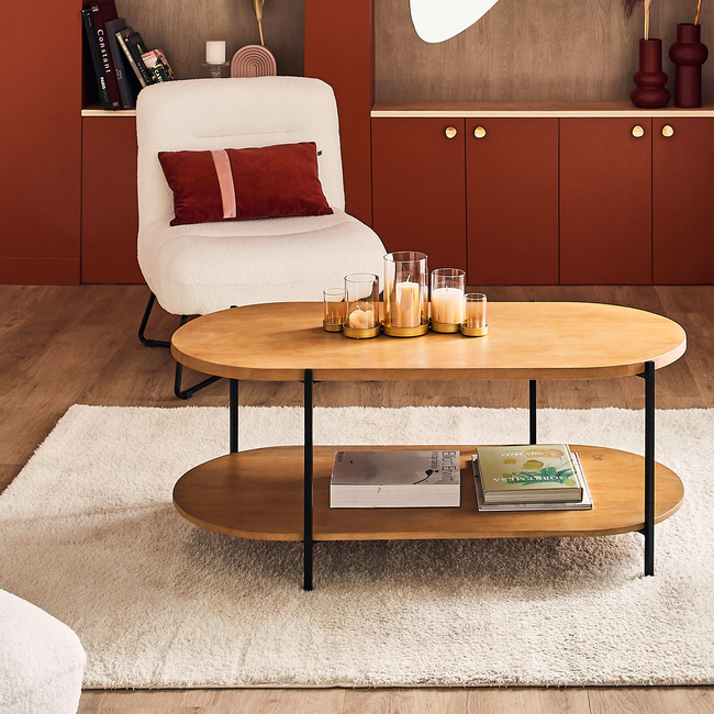 Tapis beige sous table basse bois dans salon vintage chic terracotta