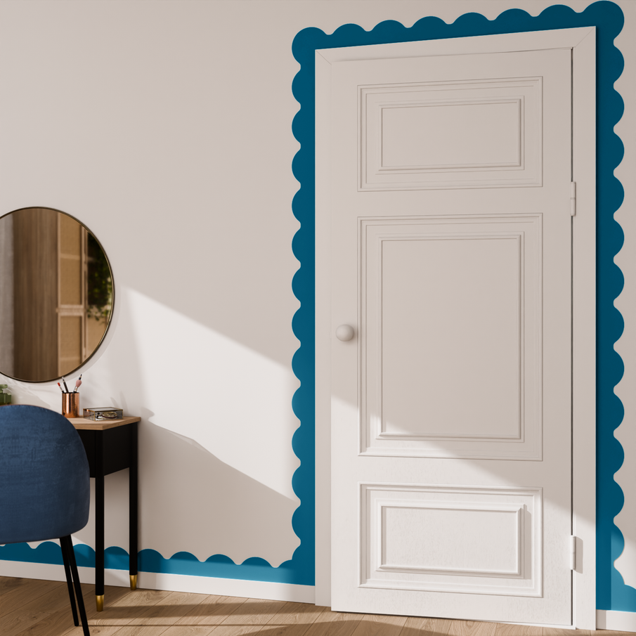 Décoration du cadre de porte avec une frise bleue à la forme ondulée