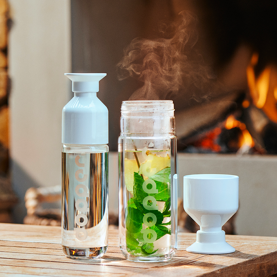 2 Bouteilles isothermes en verre transparent de la marque Dopper posées sur une table