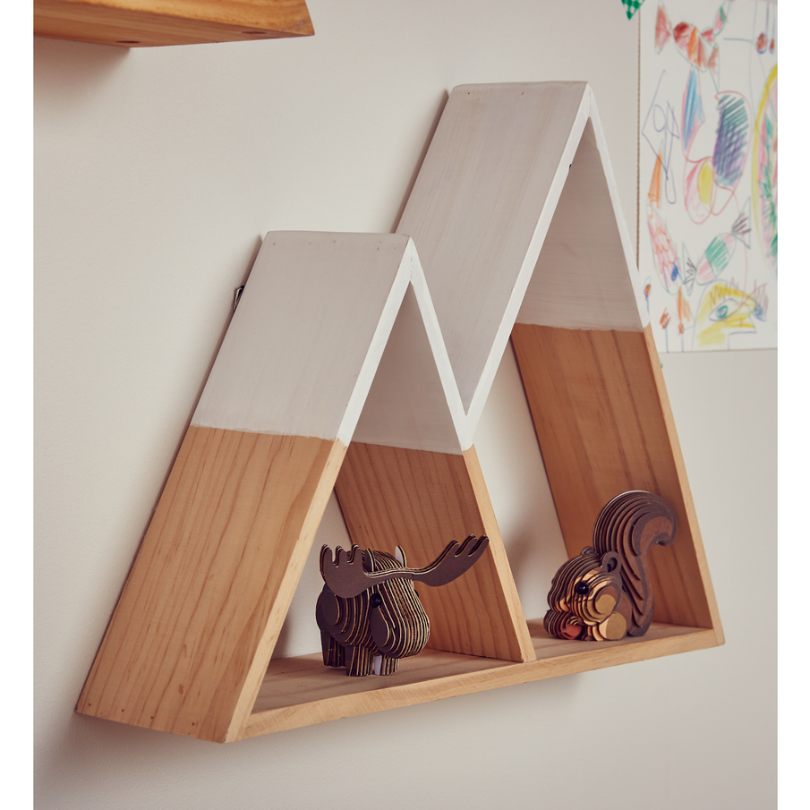 Étagère avec 2 triangles formant des montagnes et 2 petites figurines d'animaux