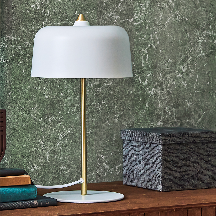 Lampe champignon blanche et doré devant papier peint vert-de-gris à effet marbre