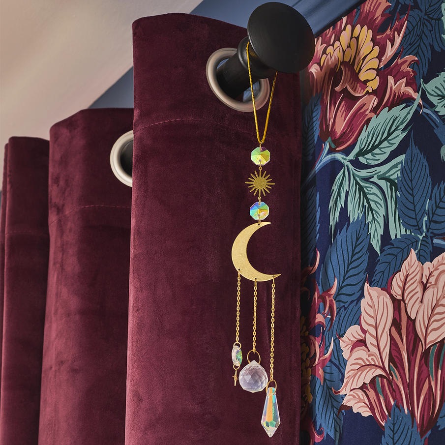 Rideau bordeaux en velours, papier peint fleuri bleu nuit et rose