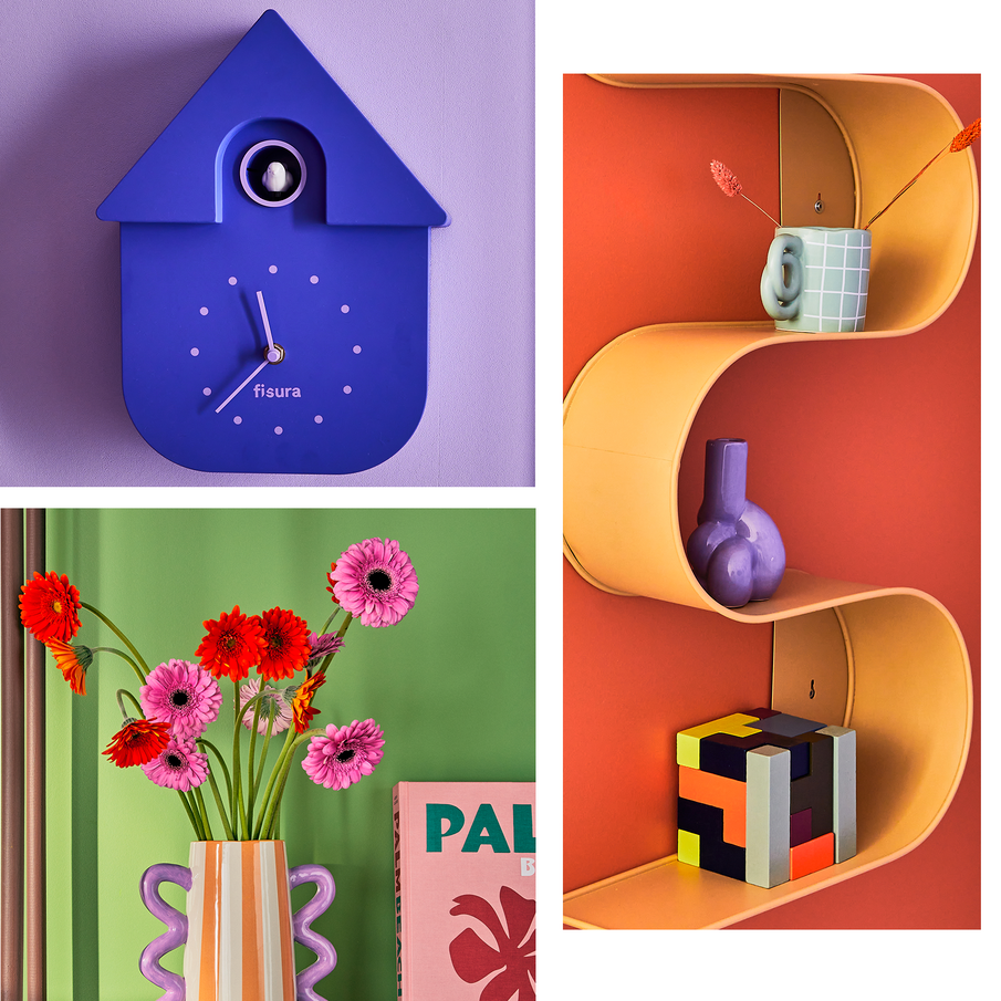 Montage : horloge coucou couleur violet, étagère jaune sur mur orange, fleurs roses sur fond vert