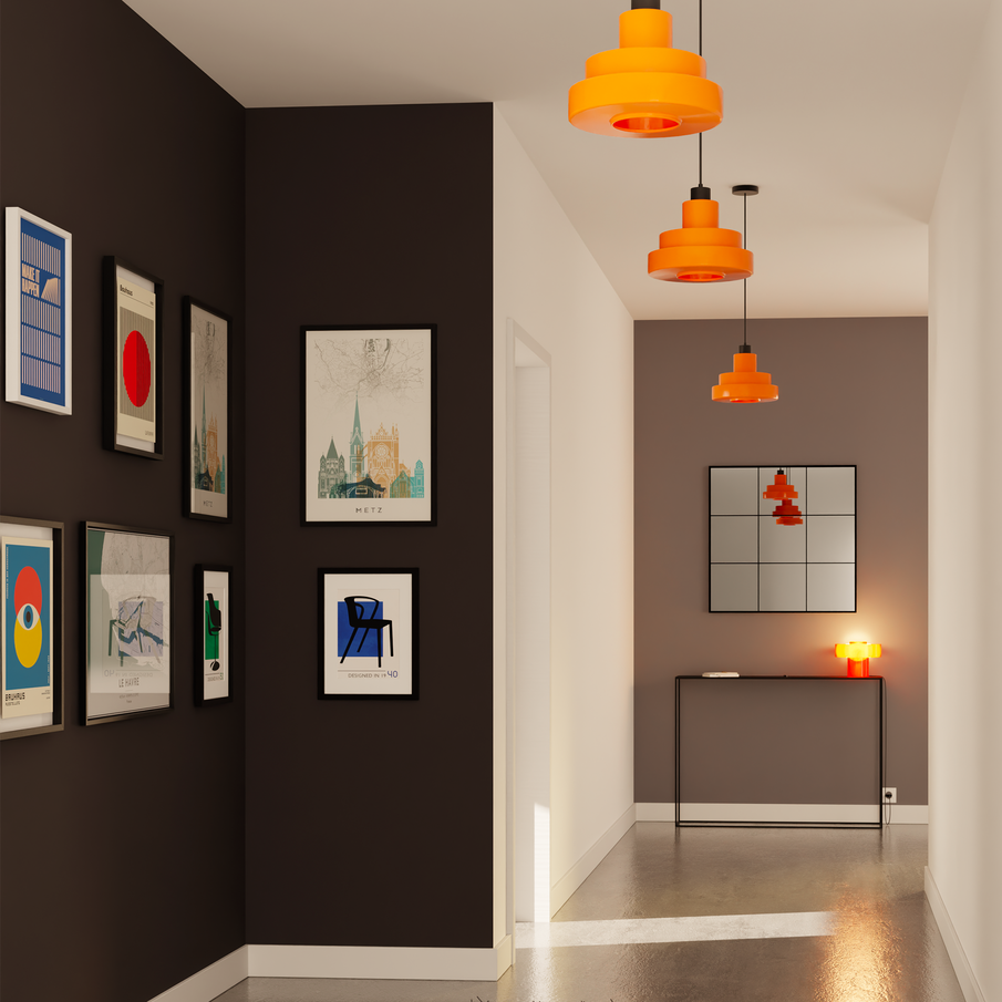 Mur de cadres sur fond noir et suspensions oranges dans couloir design