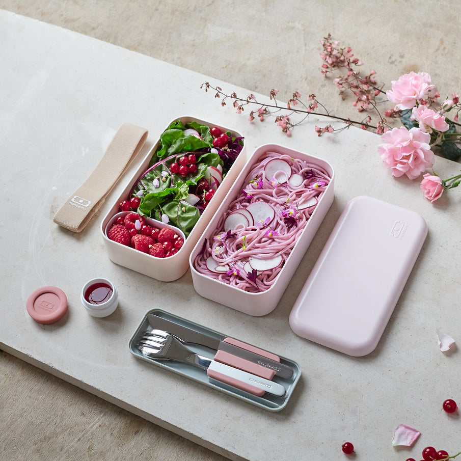 Boite repas rose remplie de nourriture rose inspiration japonais de la marque Monbento