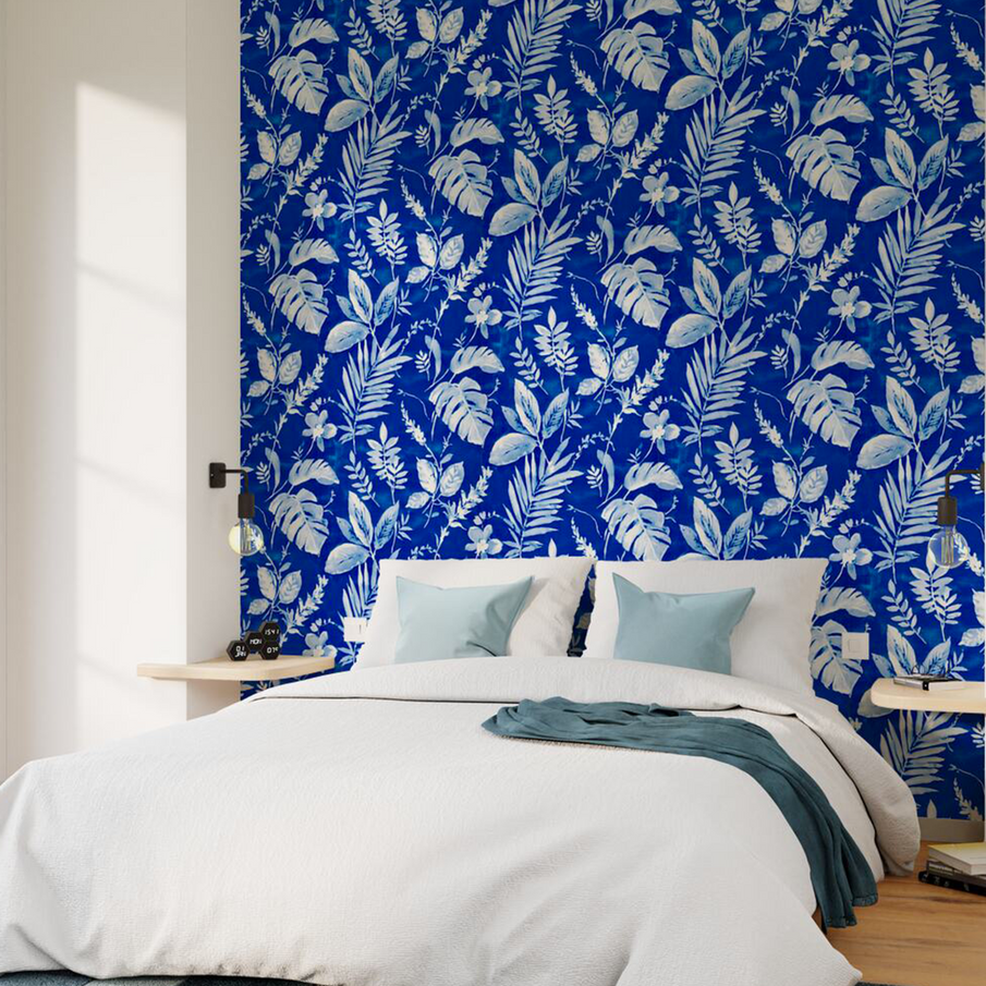 Chambre à coucher avec papier peint feuilles blanches dessinées sur fond bleu outremer