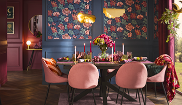 Ambiance salle à manger chic baroque, motifs floraux et velours, tons bleu nuit et rose