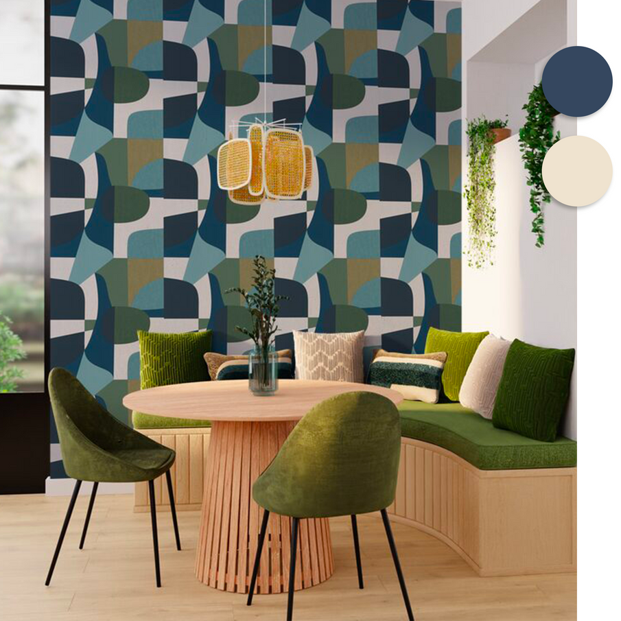 Papier peint motif abstrait bleu et vert dans salle à manger avec assises et coussins en velours vert