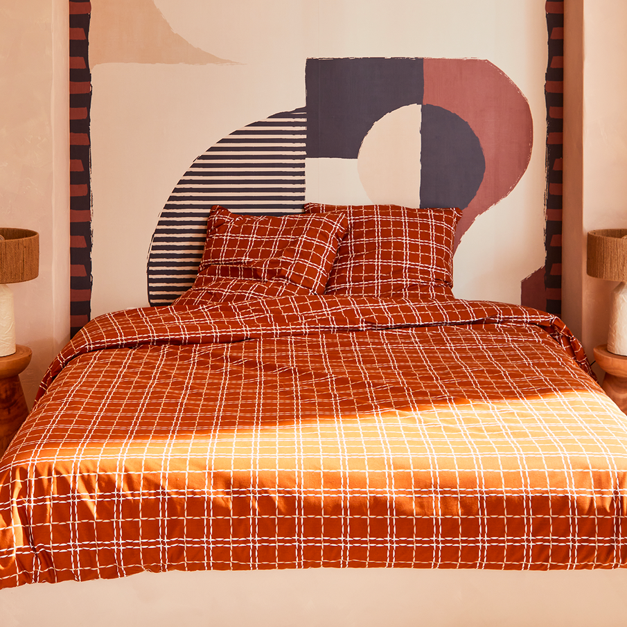 lit fait avec parure à carreaux couleur brun caramel