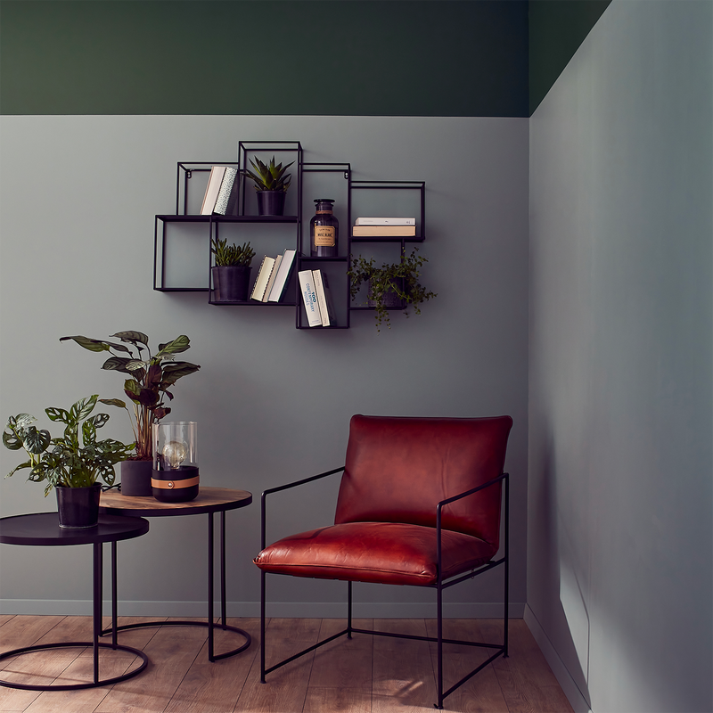 Coin lecture fauteuil en cuir cognac, murs gris et vert foncé