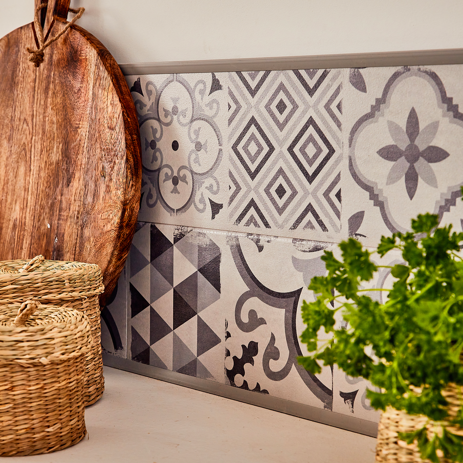 Zoom sur crédence adhésive grise à motif imitation carreaux de ciment