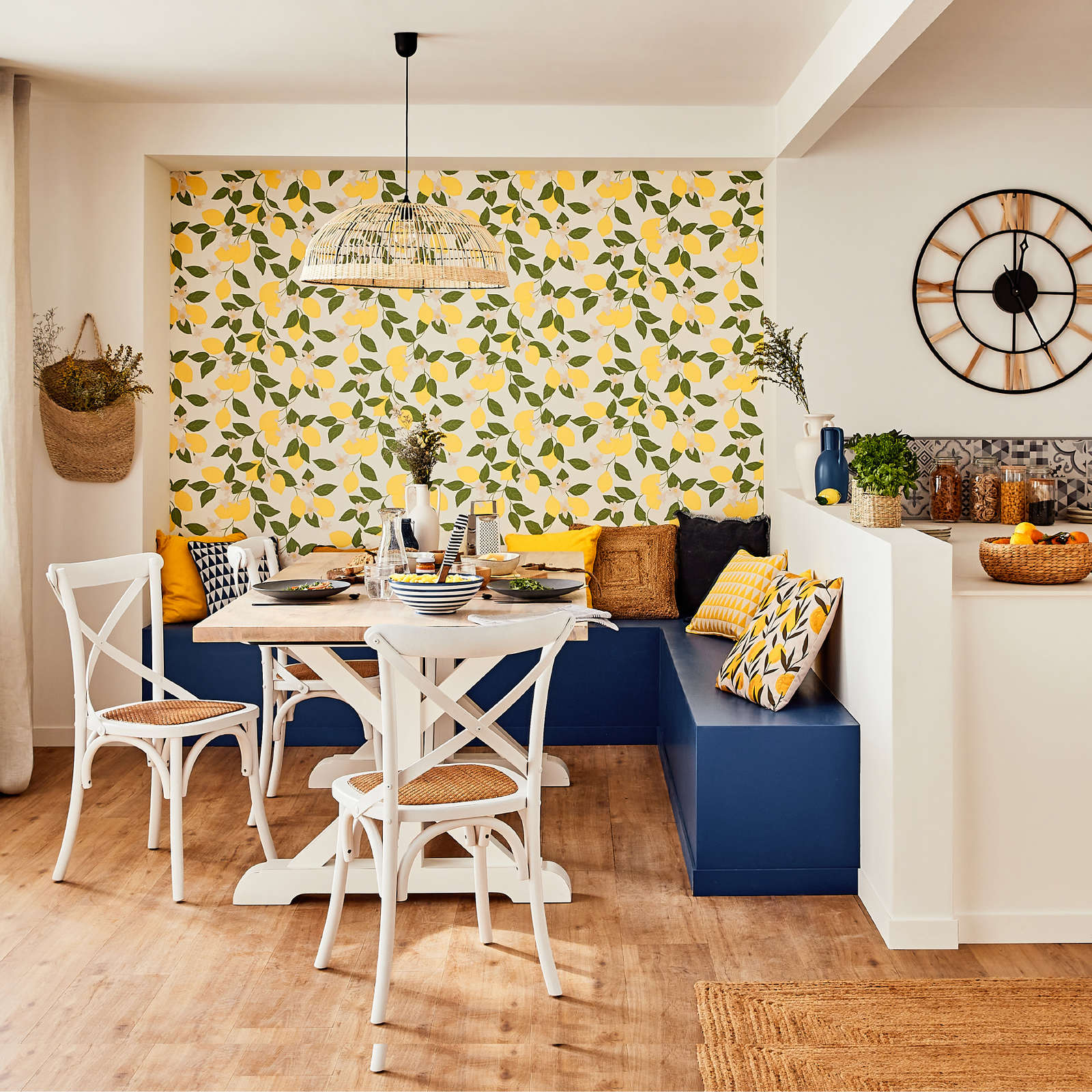Ambiance méditerranéenne dans une cuisine ouverte sur salle à manger, déco citrons