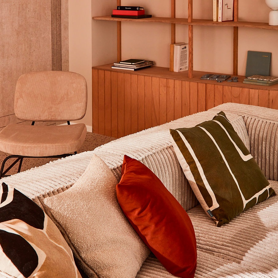 Canapé en velours côtelé avec coussins posés