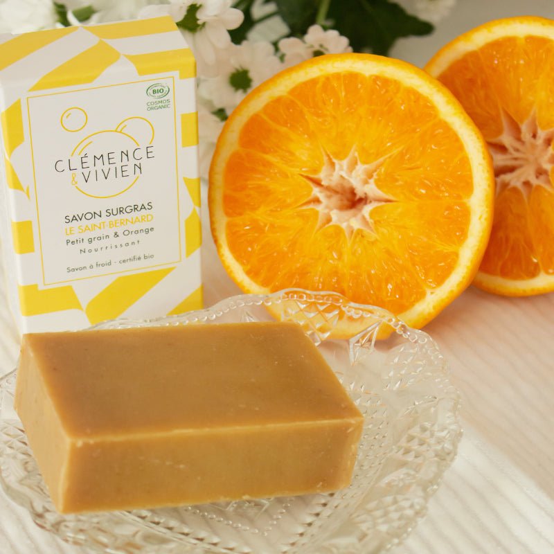 Savon petit grain et emballage de la marque Clémence et Vivien, avec orange coupée