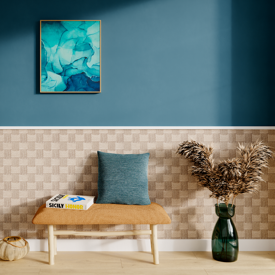 Papier peint effet matériaux en soubassement avec peinture bleue, avec déco naturelle et du bleu en touches