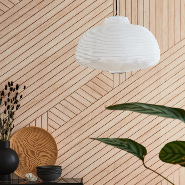 Ambiance japonaise avec papier peint imitation bois et abat-jour papier