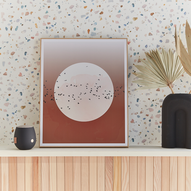 Tableau avec oiseaux et lune sur fond terracotta devant papier peint terrazzo ELISA