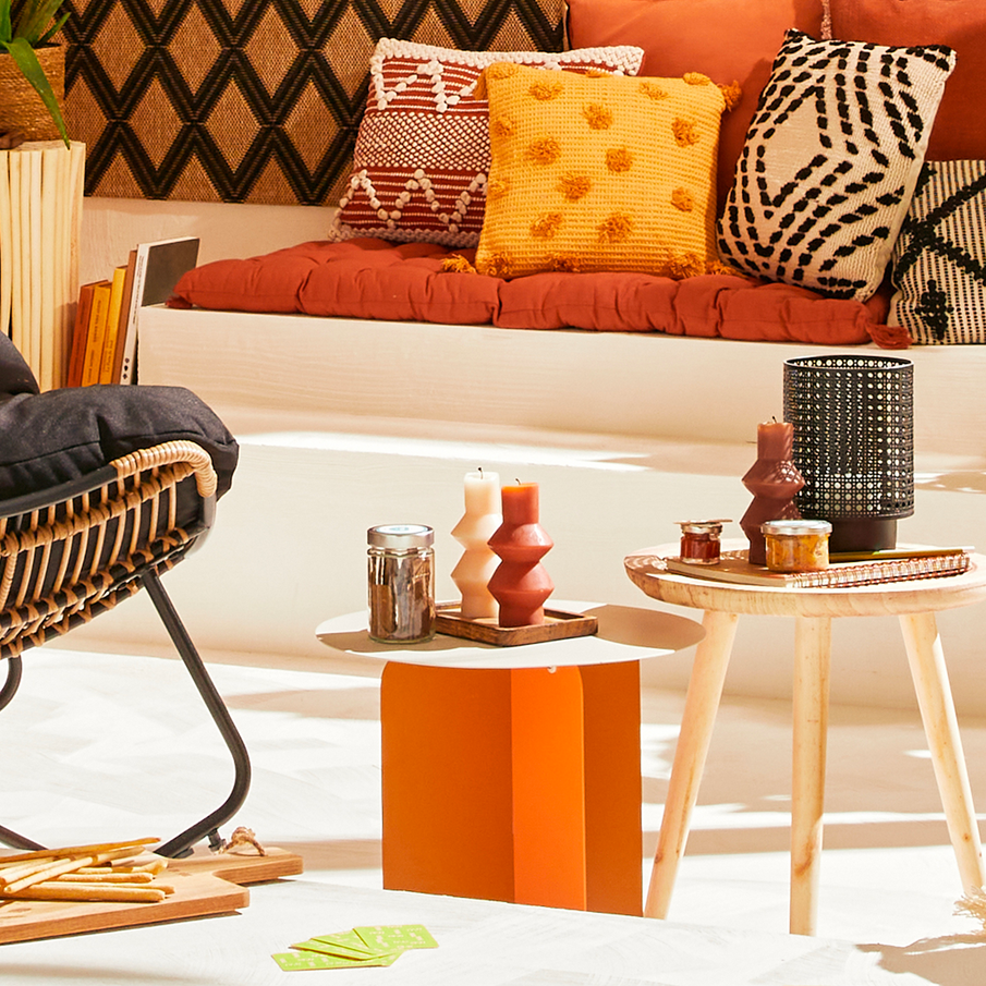 Tables basses, coussins et bougies dans une ambiance terrasse style nomade