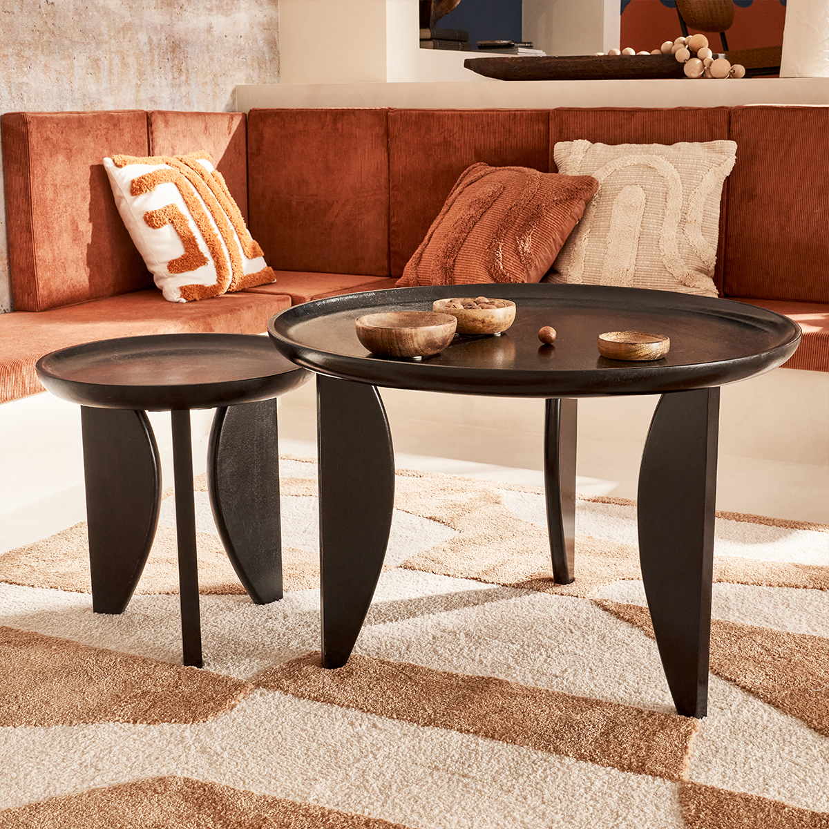 tables basses gigognes noires dans un salon style ethnique