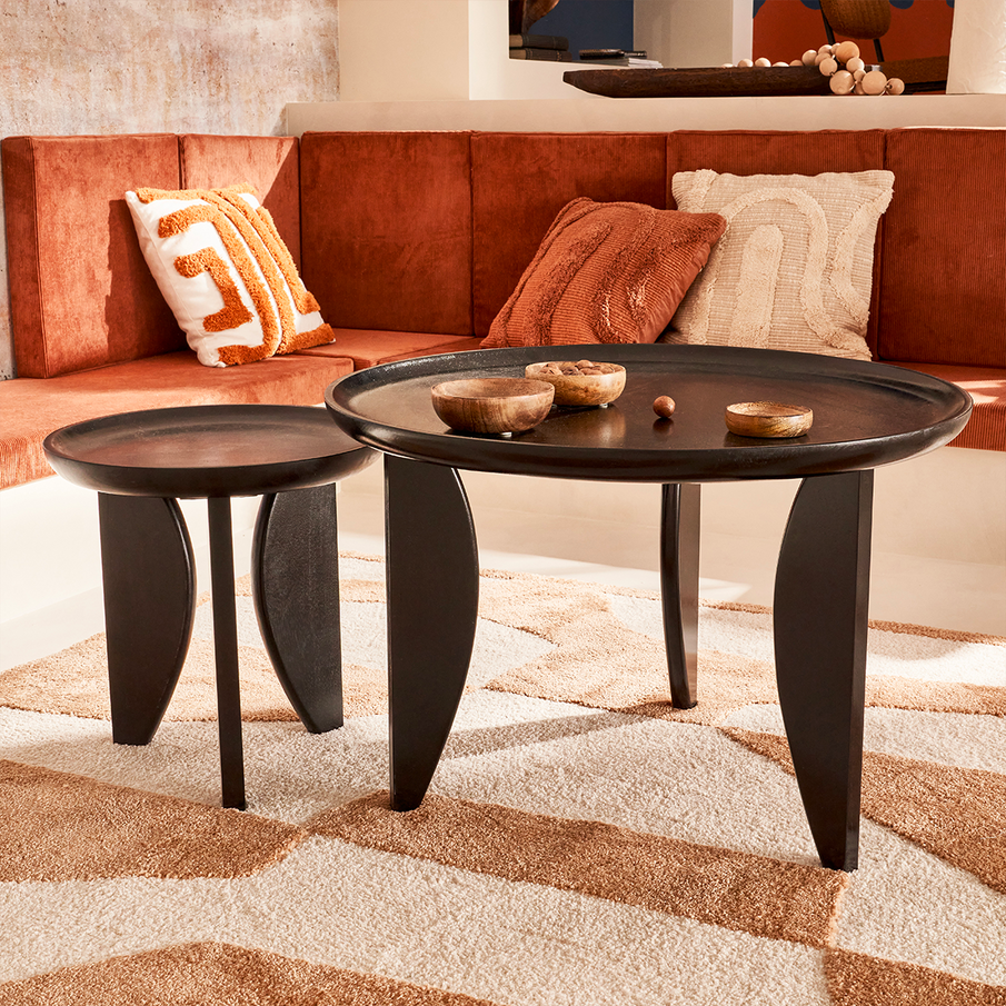 tables basses gigognes noires dans un salon style ethnique