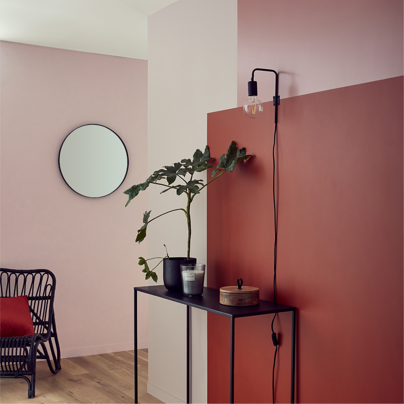 Murs de l'entrée peints en couleur terracotta et rose poudré