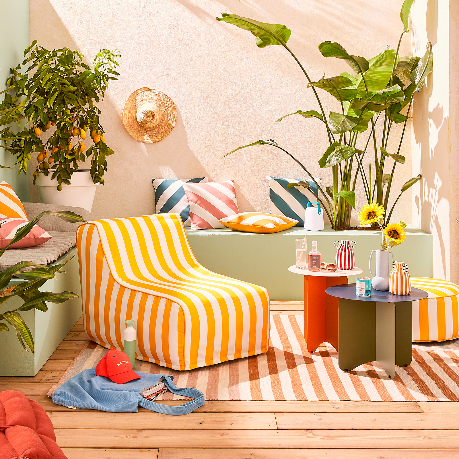 Terrasse ensoleillé avec déco tendance rayures