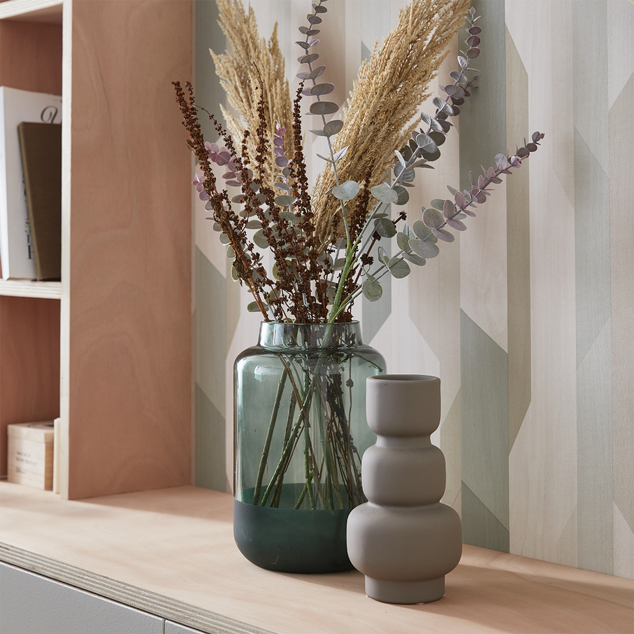 Vase transparent vert, papier peint imitation bois