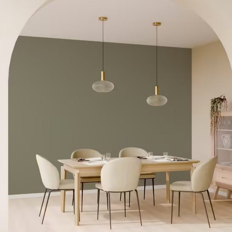 Salle à manger avec mur peint en vert sauge