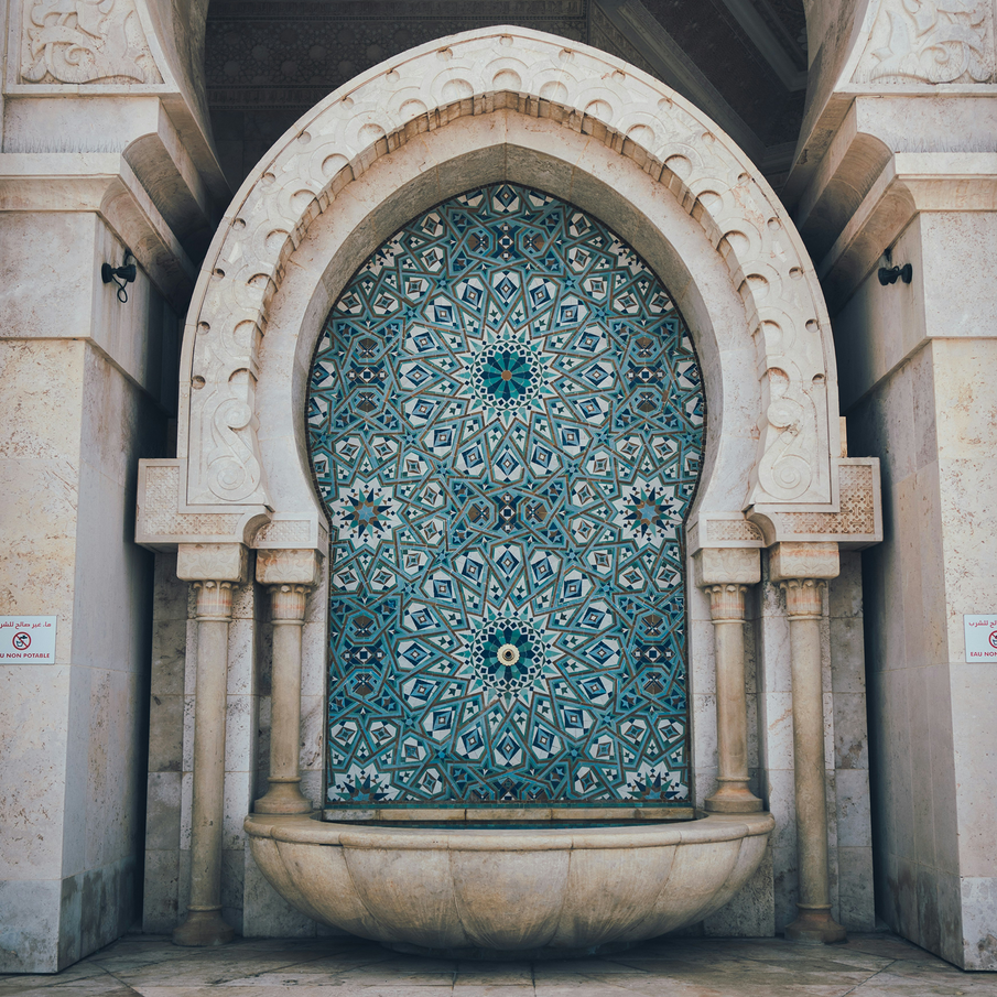 Fontaine style mauresque avec une mosaïque couleur vert d'eau