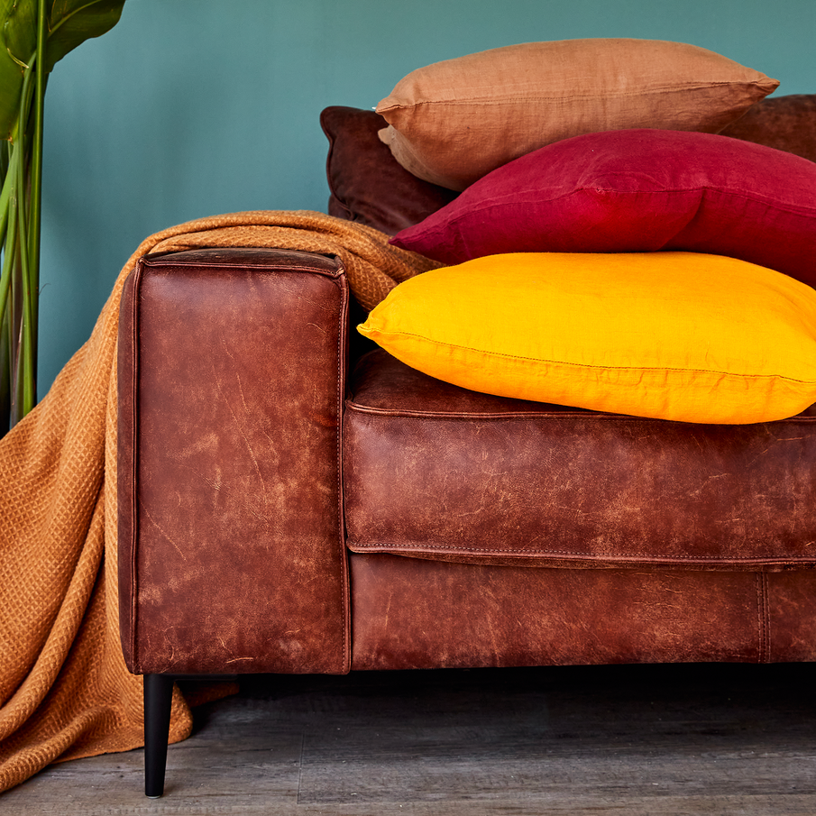 Canapé en cuir cognac, coussins en lin