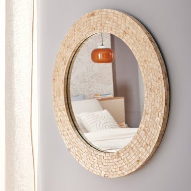 Fixer un miroir : conseils pratiques pour chaque mur