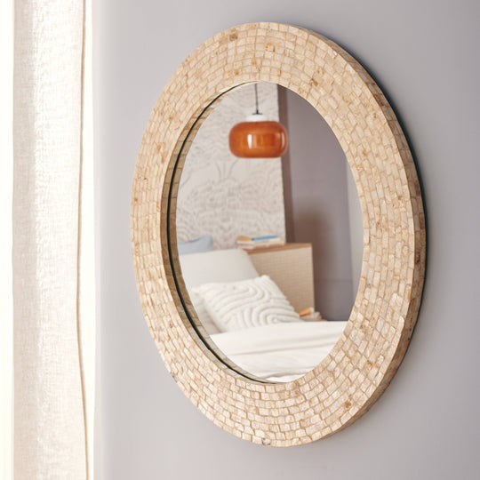 Fixer un miroir : conseils pratiques pour chaque mur