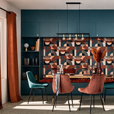 Comment associer avec style la couleur bleu foncé et les orangers cognac ?