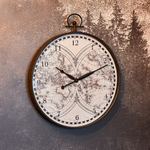 Horloge avec motif carte du monde accrochée sur mur tapissé