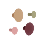 Quatre patères rondes et colorées de tailles différentes