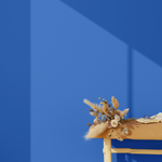 Peinture bleue au mur avec banquette beige