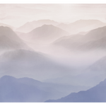 Papier peint panoramique dessin de montagne brumeuse tons violets