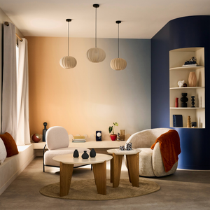 Salon aux couleurs bleu et beiges avec des touches de bois et d'orangé