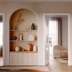 Papier peint panoramique trompe-l'œil étagère dans mur avec objets déco dans salon