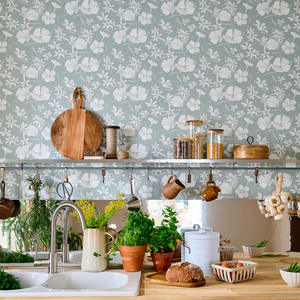 Papier peint vert de gris motif fleurs blanches dans cuisine maison de campagne