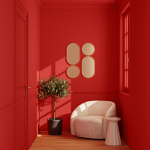 Peinture rouge élégante sur tous les murs de l'entrée