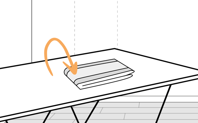 Dessin d'une frise papier peint repliée sur une table à tapisser