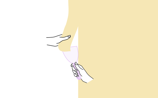 Dessin de mains décollant du papier peint à l'aide d'une spatule