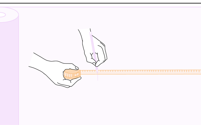 Dessin de mains traçant des repères sur le rouleau de papier peint déroulé