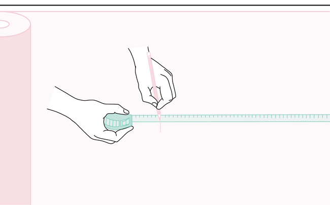 Dessin de mains traçant des repères sur le rouleau de papier peint déroulé